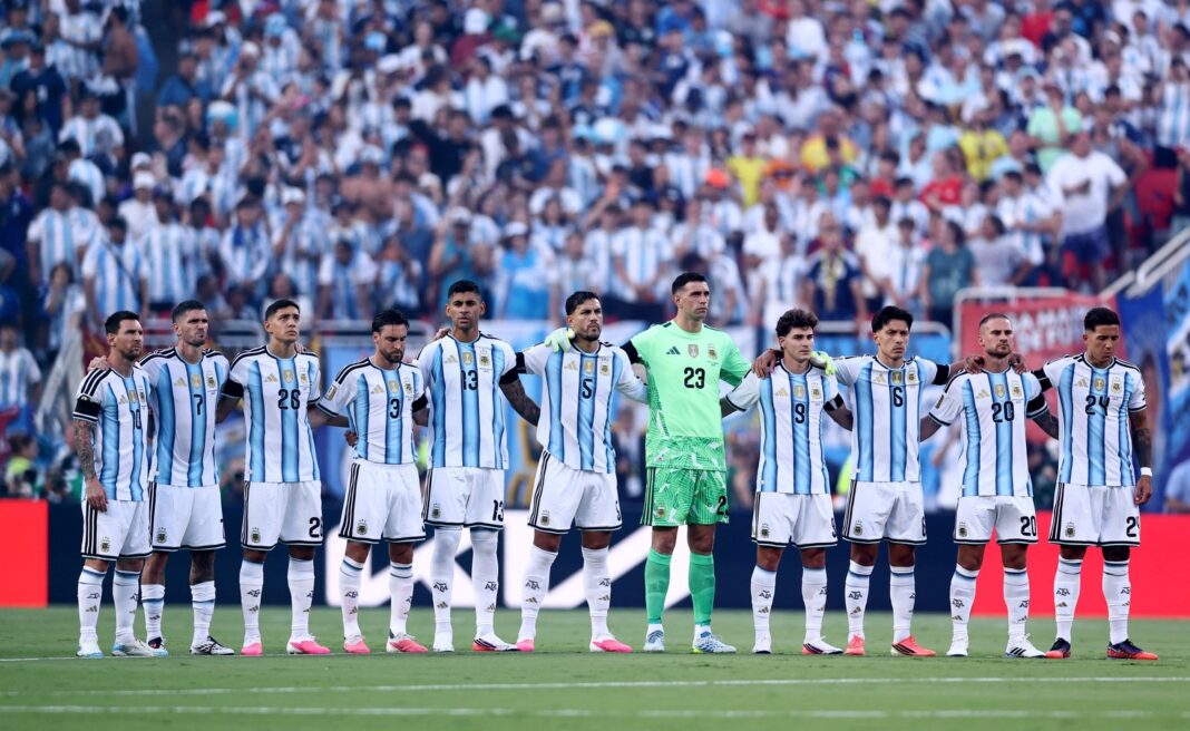 Veteranos de Malvinas con bandera argentina en evento deportivo