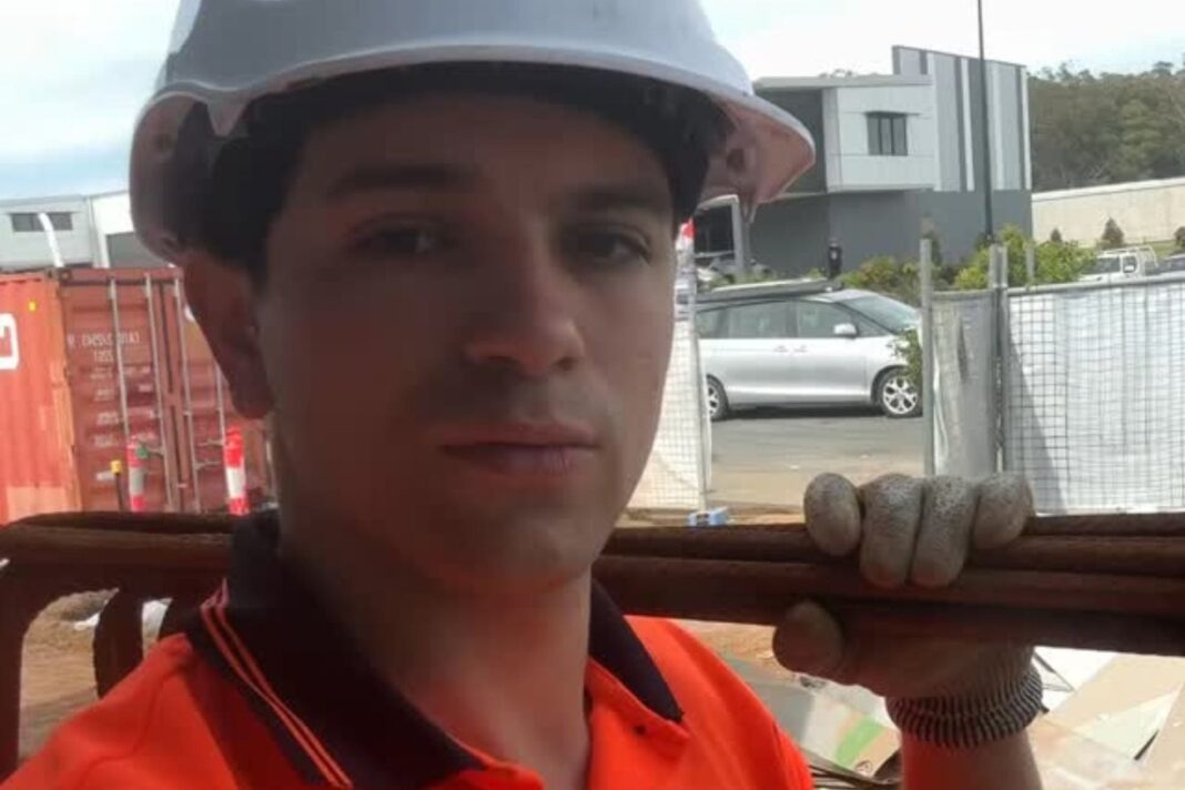 Persona trabajando en un techo bajo el sol en Australia