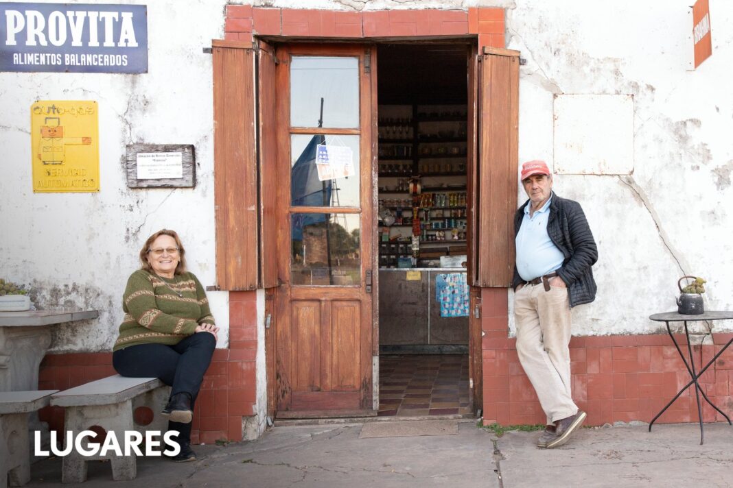 Interior del Almacén Francou con vitrinas y productos