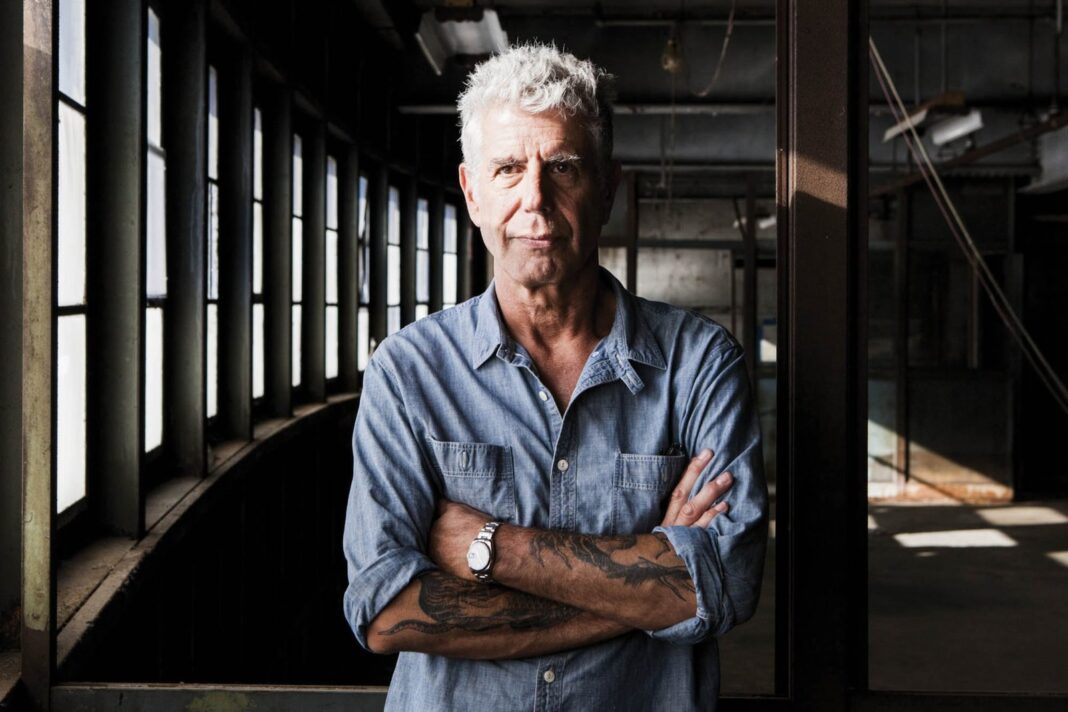 Anthony Bourdain comiendo en El Cuartito, Buenos Aires