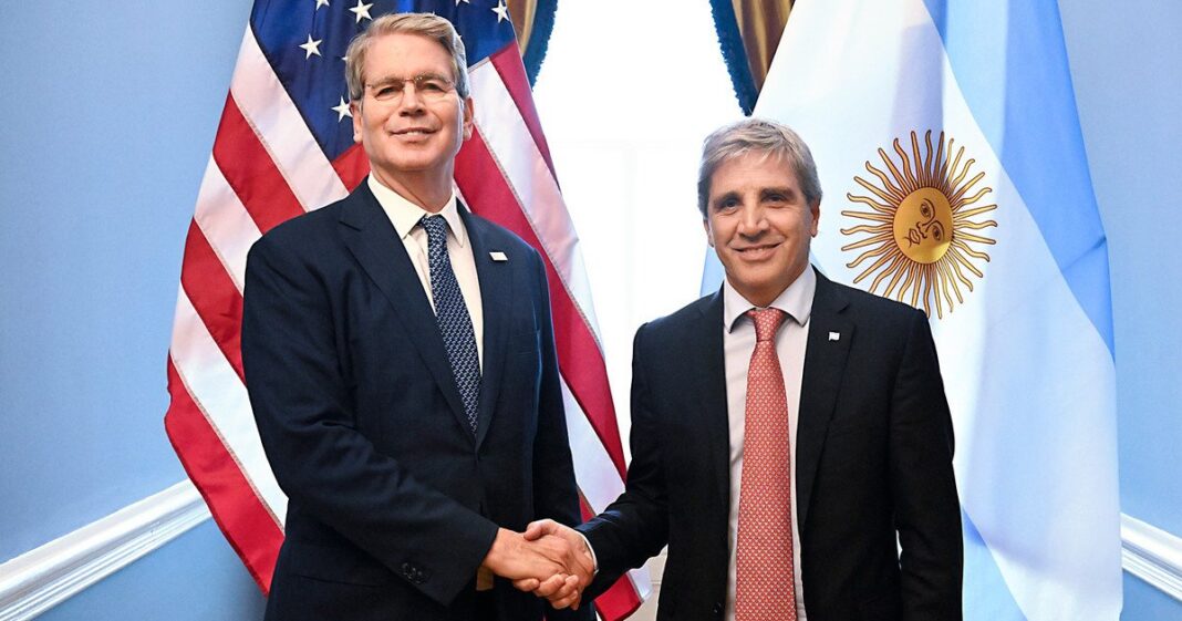 Luis Caputo y Scott Bessent durante una reunión previa en Washington D.C.