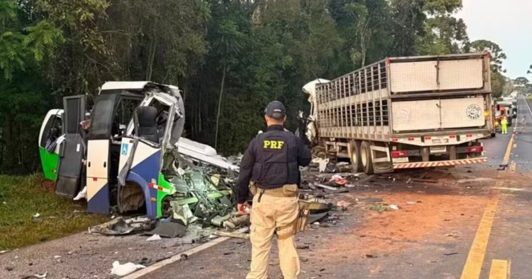 Restos del autobús y el camión tras el choque frontal en Ipiranga