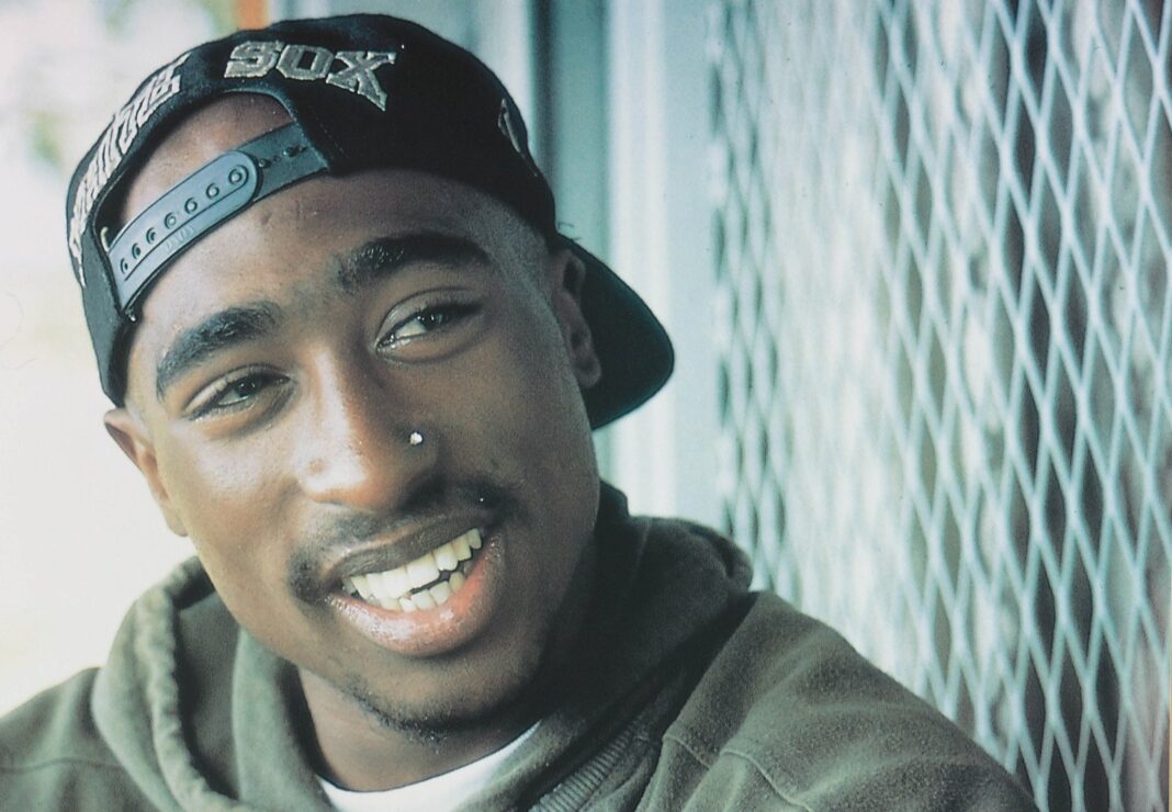 Imagen de Tupac Shakur en un escenario