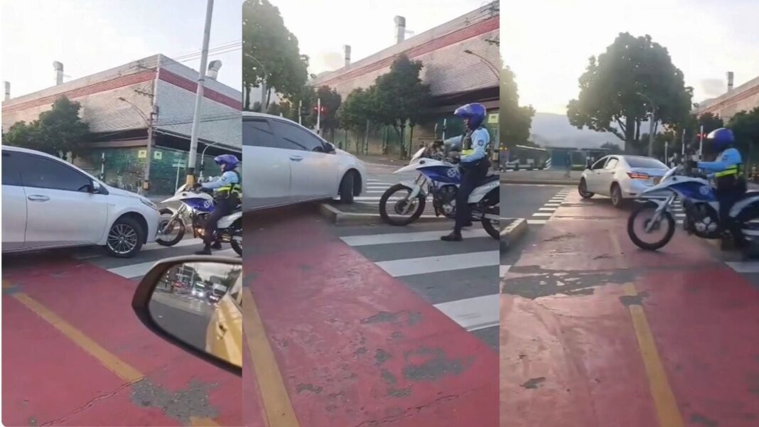 Agente de tránsito junto a un vehículo inmovilizado en Medellín