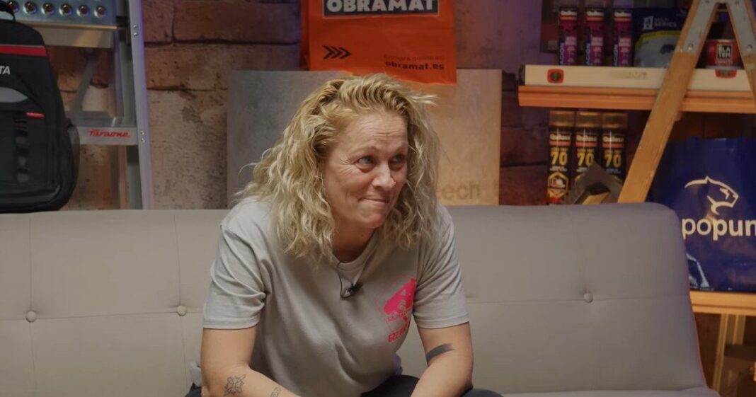 Cristina Moya, alicatadora y soldadora, en una obra