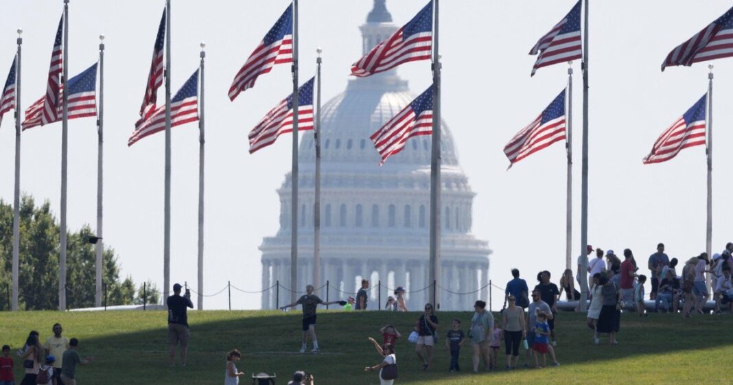 El Capitolio de Estados Unidos en Washington D.C. con banderas estadounidenses en primer plano