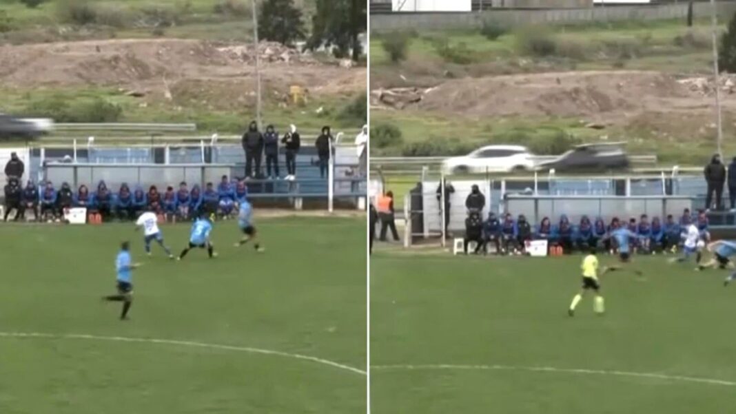 Pelota de fútbol fuera de un estadio en una ruta