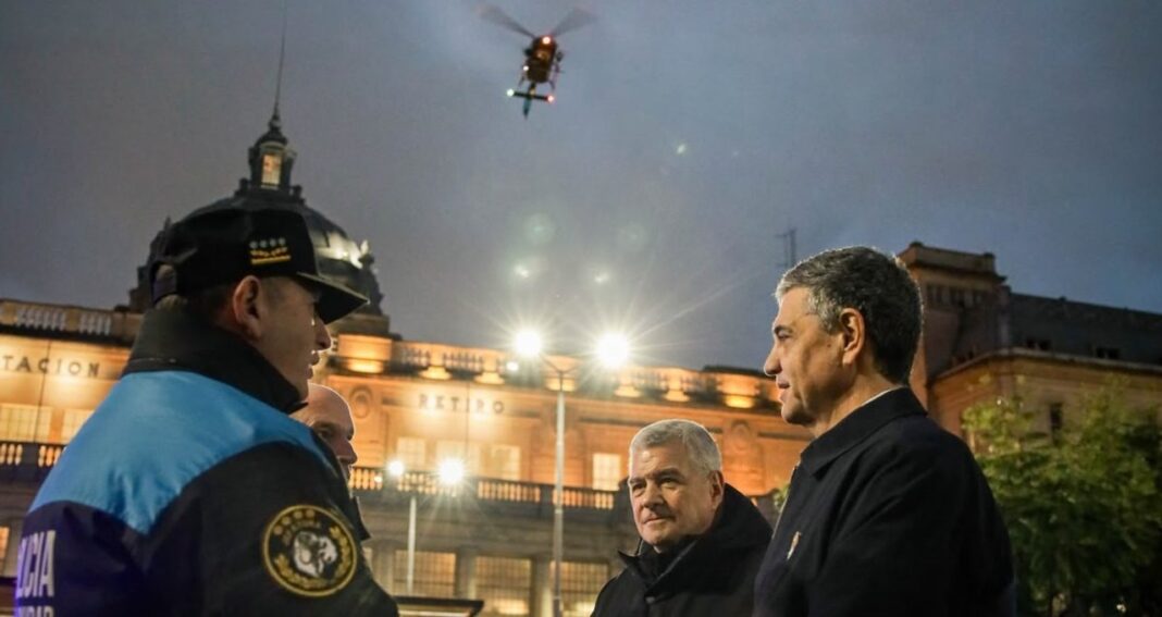 Efectivos policiales en un centro de trasbordo de la Ciudad de Buenos Aires