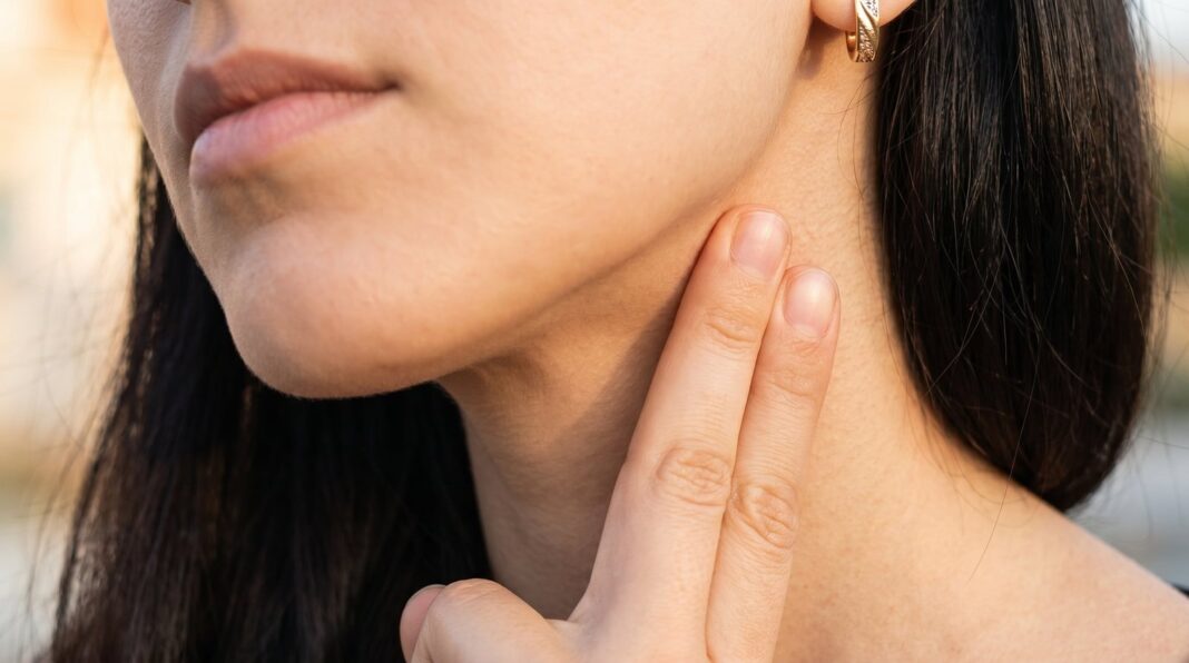 Persona realizando ejercicio de fortalecimiento de cuello en casa