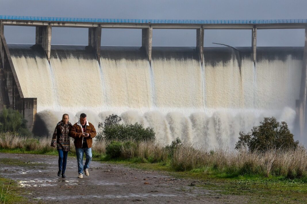 Vista de un embalse con agua