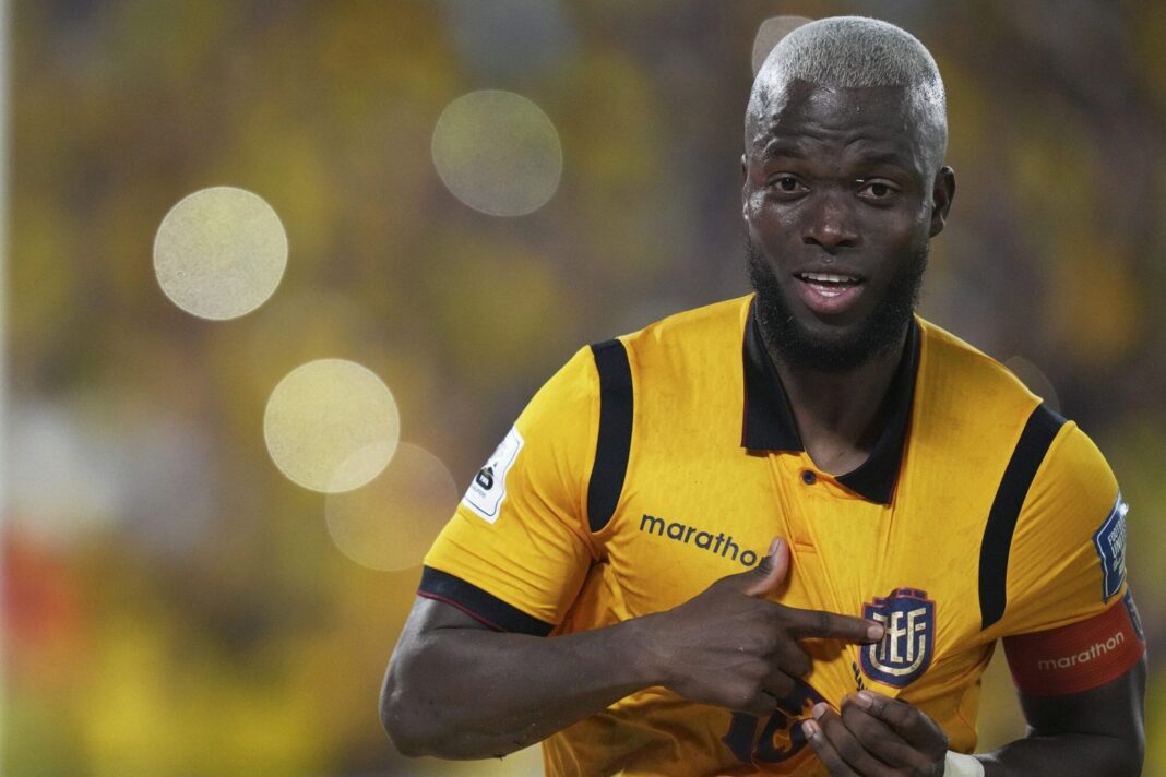 Enner Valencia en su llegada a Ezeiza