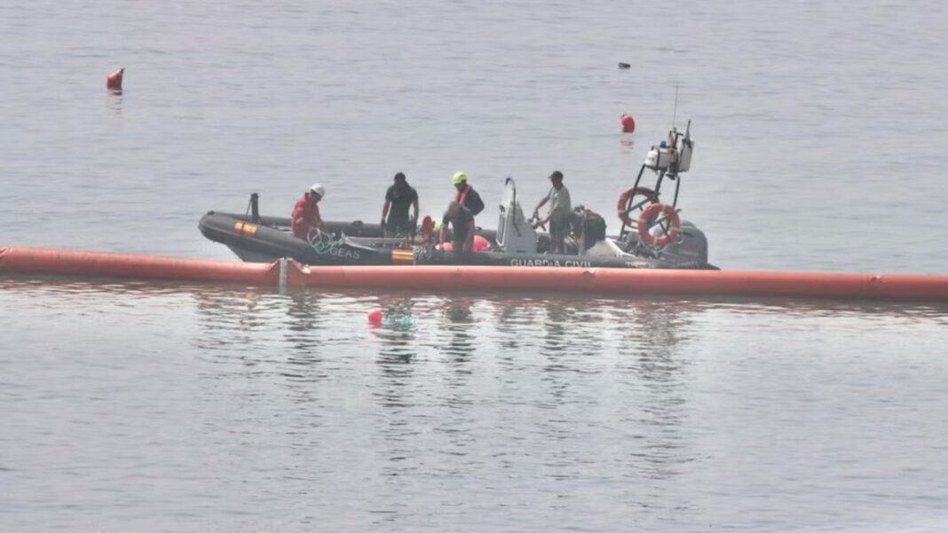 Barrera flotante en la playa de Tarajal, Ceuta