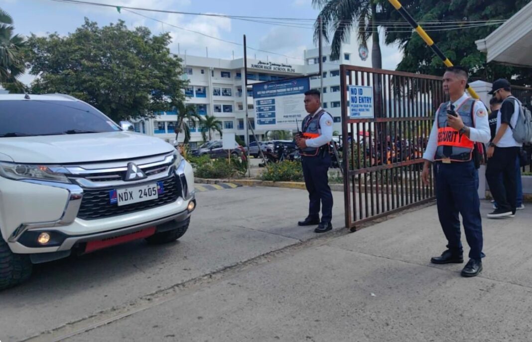 Policía frente a un colegio en Zamboanga, Filipinas, tras un tiroteo