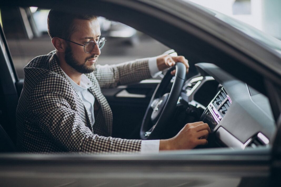 Persona conduciendo un automóvil en una ruta