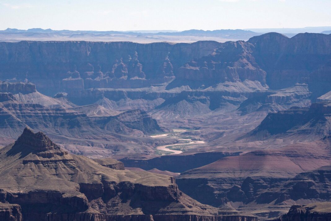 Vista del Gran Cañón con el sendero North Kaibab Trail y el área de Bright Angel Creek