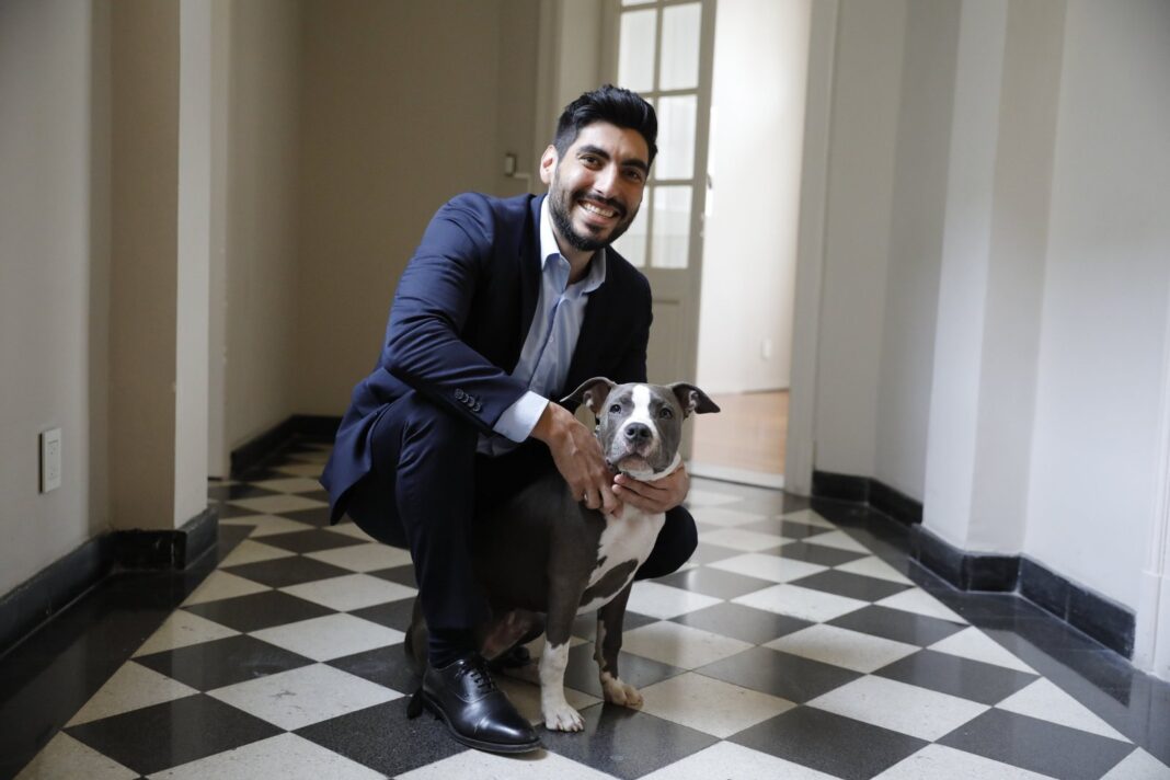 Facundo Moyano en la vía pública