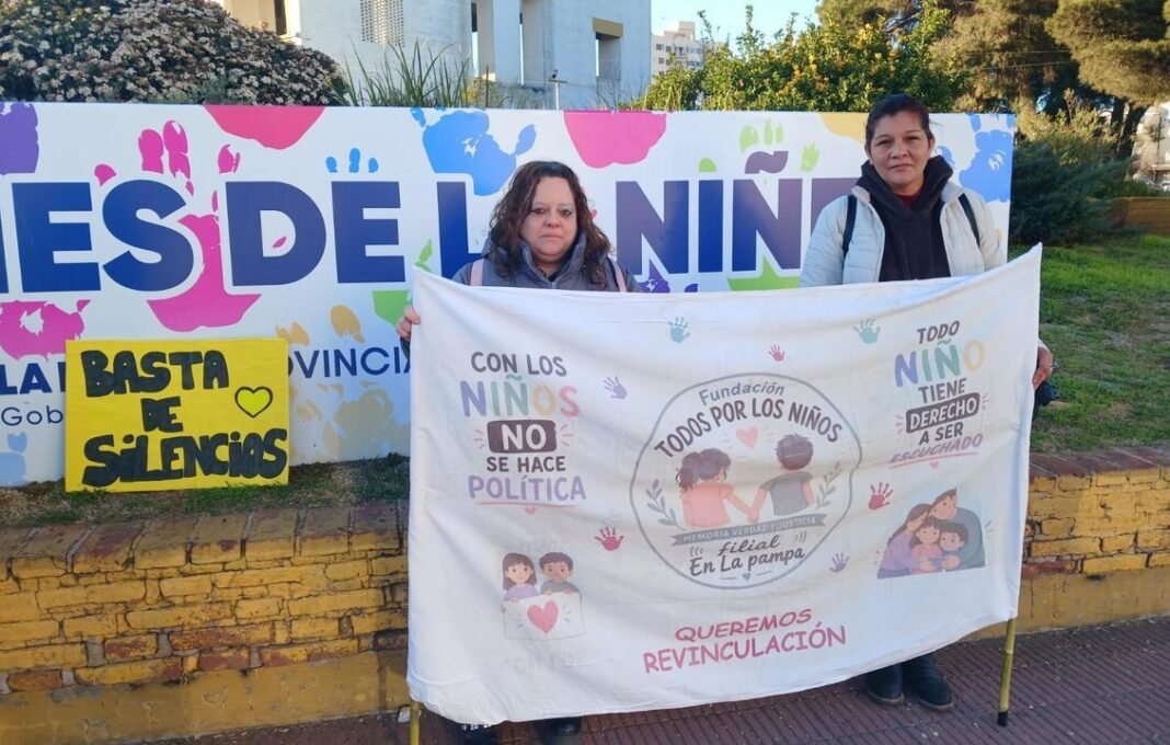 Marcha de familias frente a la Casa de Gobierno de La Pampa