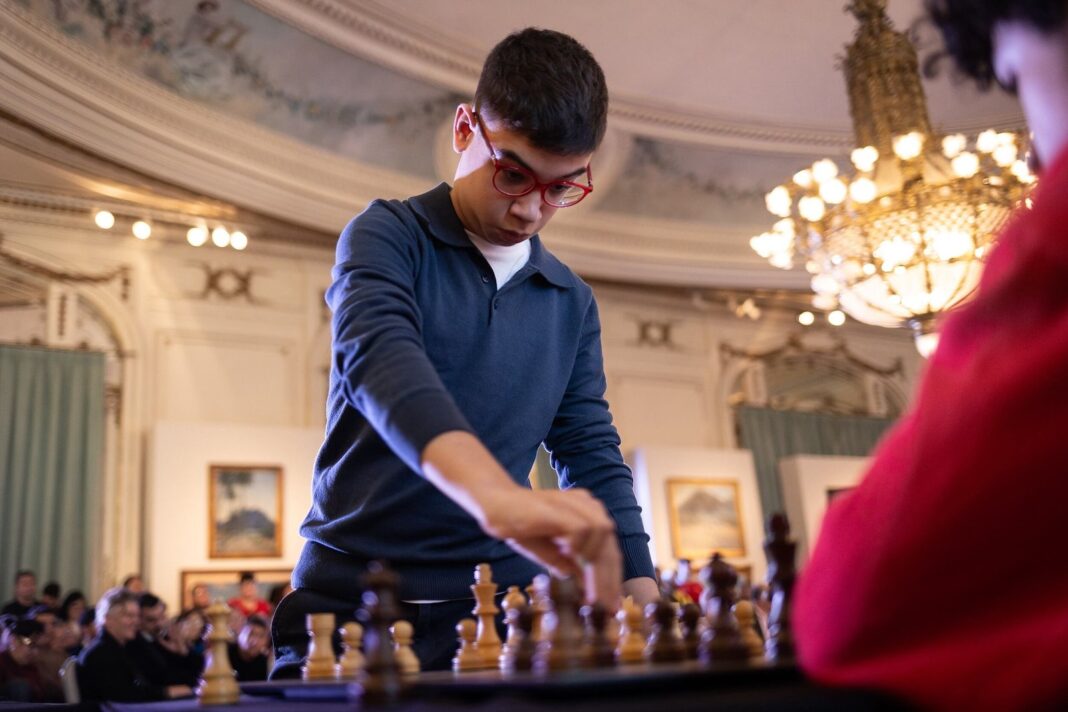 Faustino Oro jugando ajedrez en el Museo de Arte Tigre