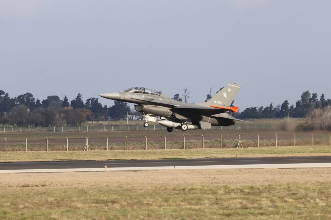 Aviones de caza F-16 Fighting Falcon sobrevolando la ciudad de Buenos Aires
