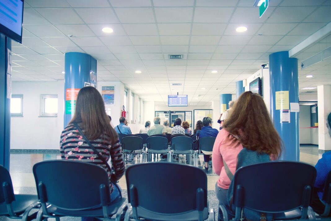 Hospital público en Argentina y edificios colapsados por terremoto en Colombia