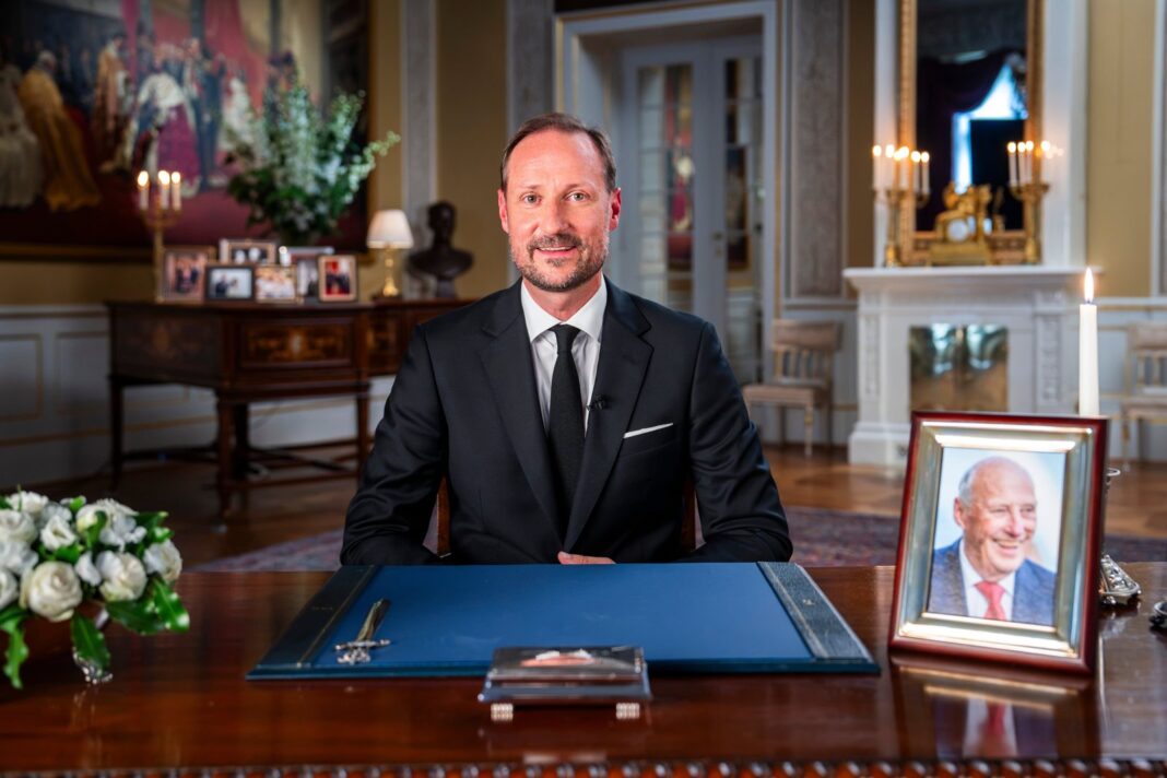 Haakon VIII durante su primer discurso como rey de Noruega