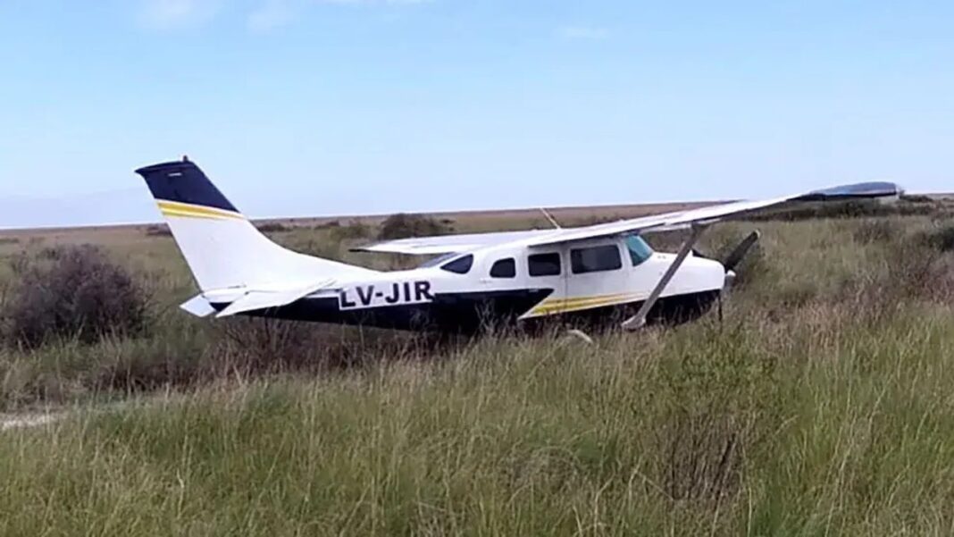 Avioneta abandonada en zona de bañados en Santiago del Estero