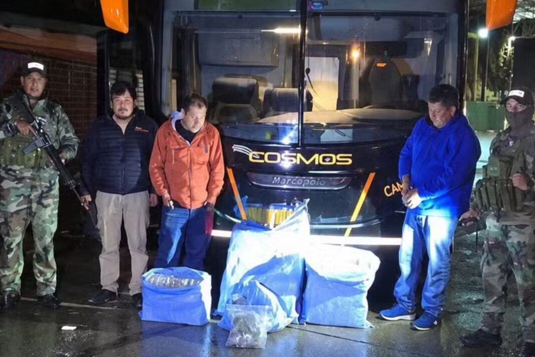Micro incautado con marihuana en Bolivia