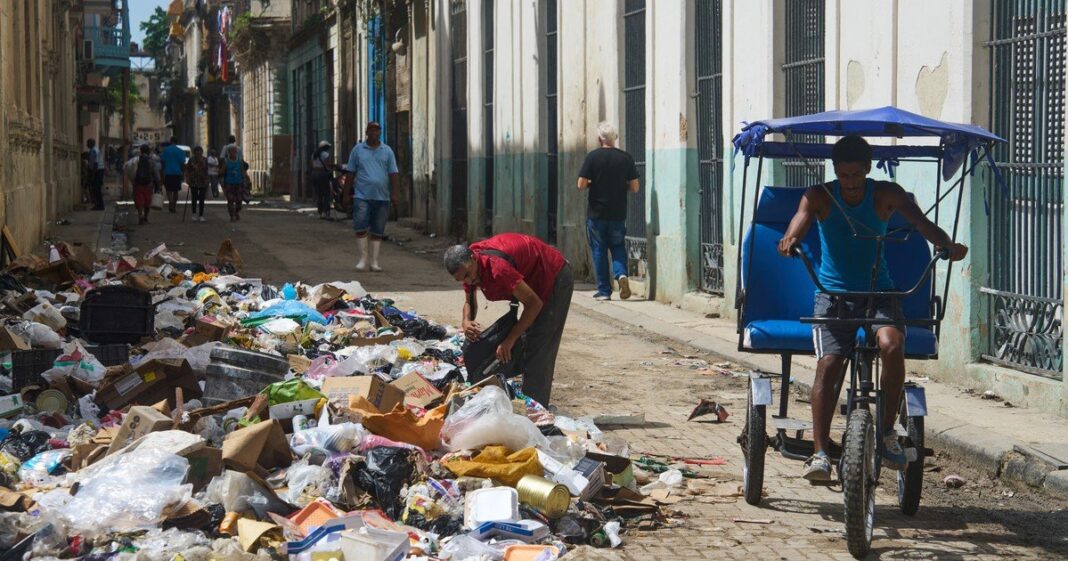 Personas caminando por una calle en Cuba
