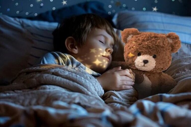 Niño jugando con un peluche con inteligencia artificial