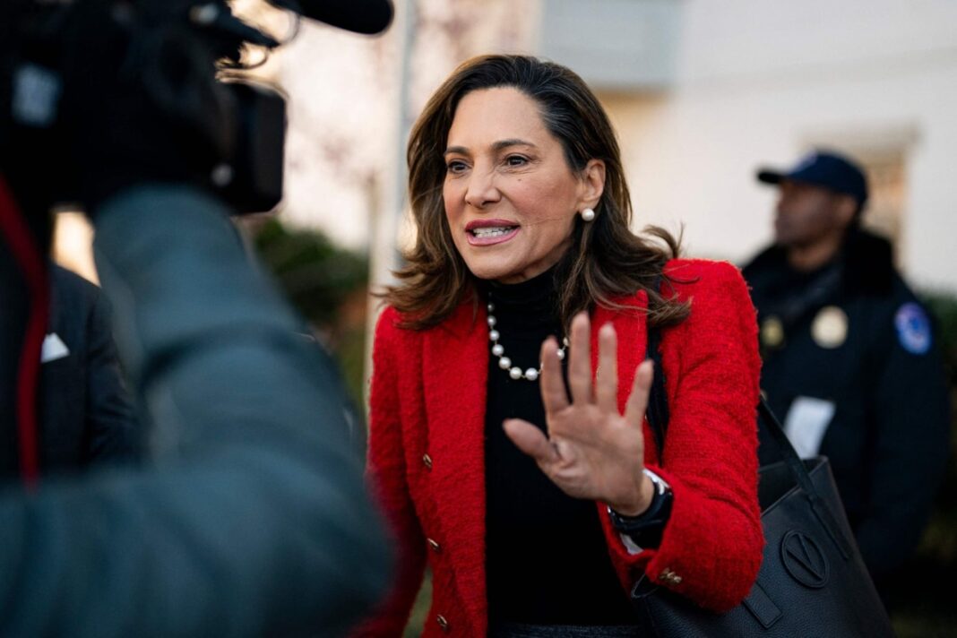 Congresista María Elvira Salazar en conferencia de prensa