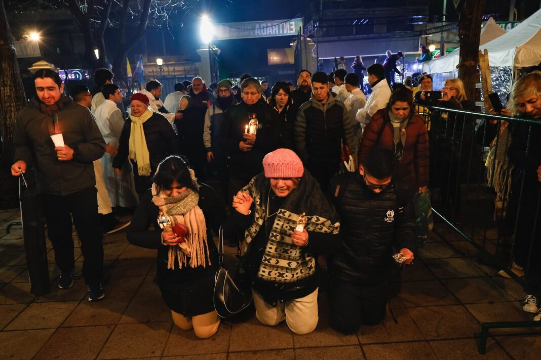Fieles durante la vigilia por San Cayetano en Liniers