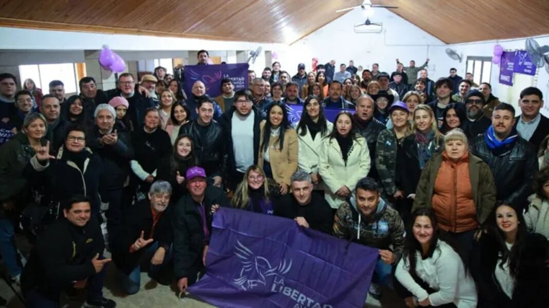 Simpatizantes de La Libertad Avanza frente a una sede partidaria en Colón