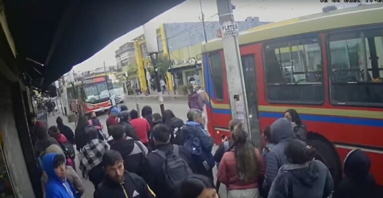 Colectivo de Transportes La Perlita en la intersección de Bartolomé Mitre y Rivadavia, Moreno