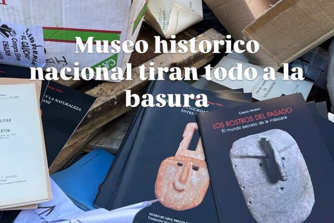Contenedor de basura con libros frente al Museo Histórico Nacional en Buenos Aires