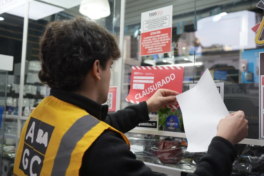 Operativo de control en locales de celulares en Once