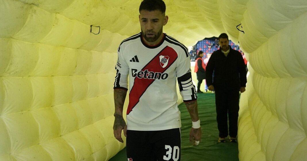 Nicolás Otamendi en rueda de prensa de River Plate