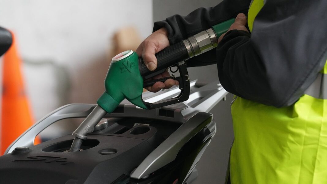 Estación de servicio con surtidores de combustible