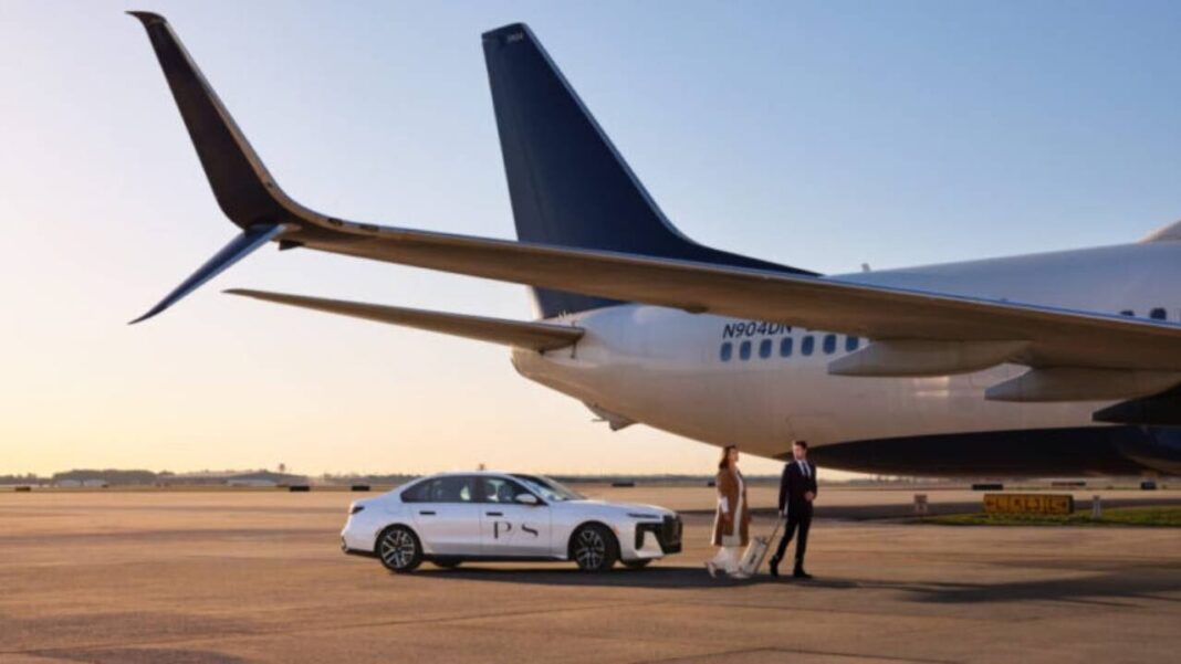 SUV BMW con chofer en la pista del Aeropuerto Internacional de Miami frente a un avión