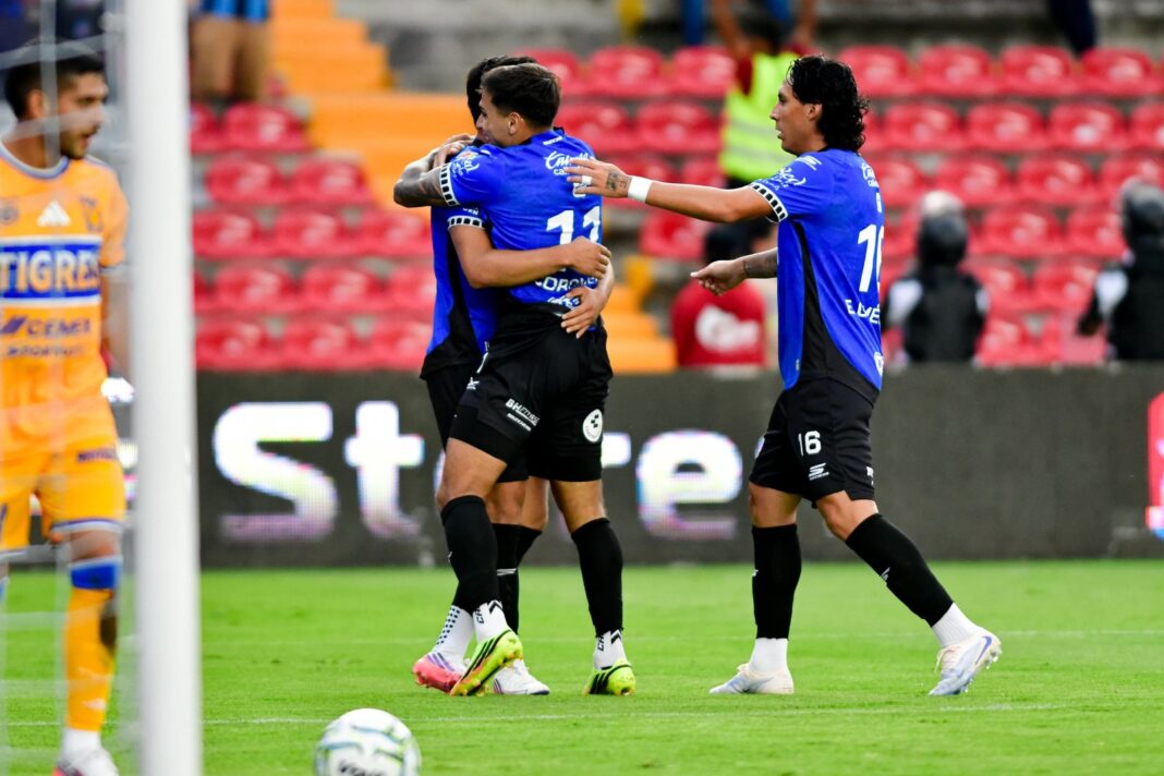 Jugadores de Querétaro FC celebran tras convertir el penal del triunfo ante Tigres
