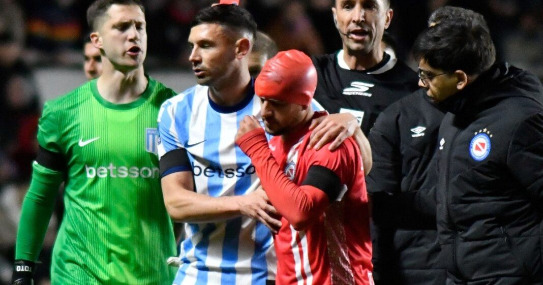 Adrián Martínez de Racing es expulsado por el árbitro Pablo Dóvalo tras revisión del VAR