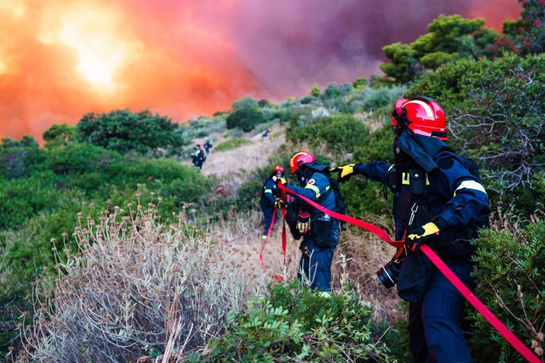Helicóptero de extinción de incendios en vuelo
