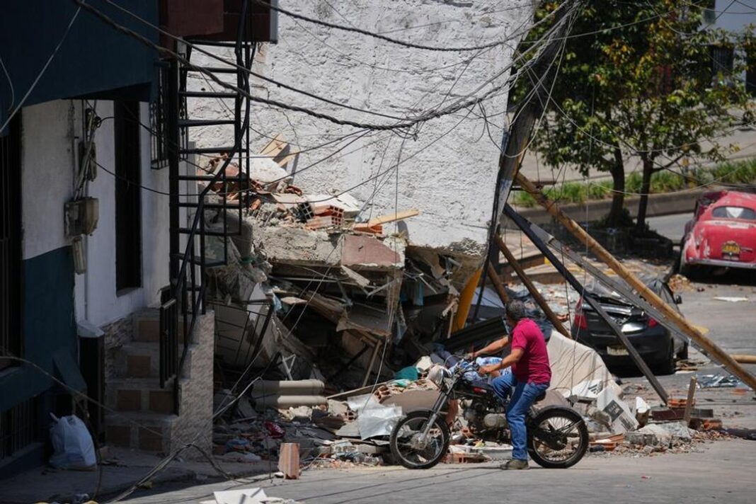 Equipos de rescate trabajando entre escombros tras el terremoto en Colombia