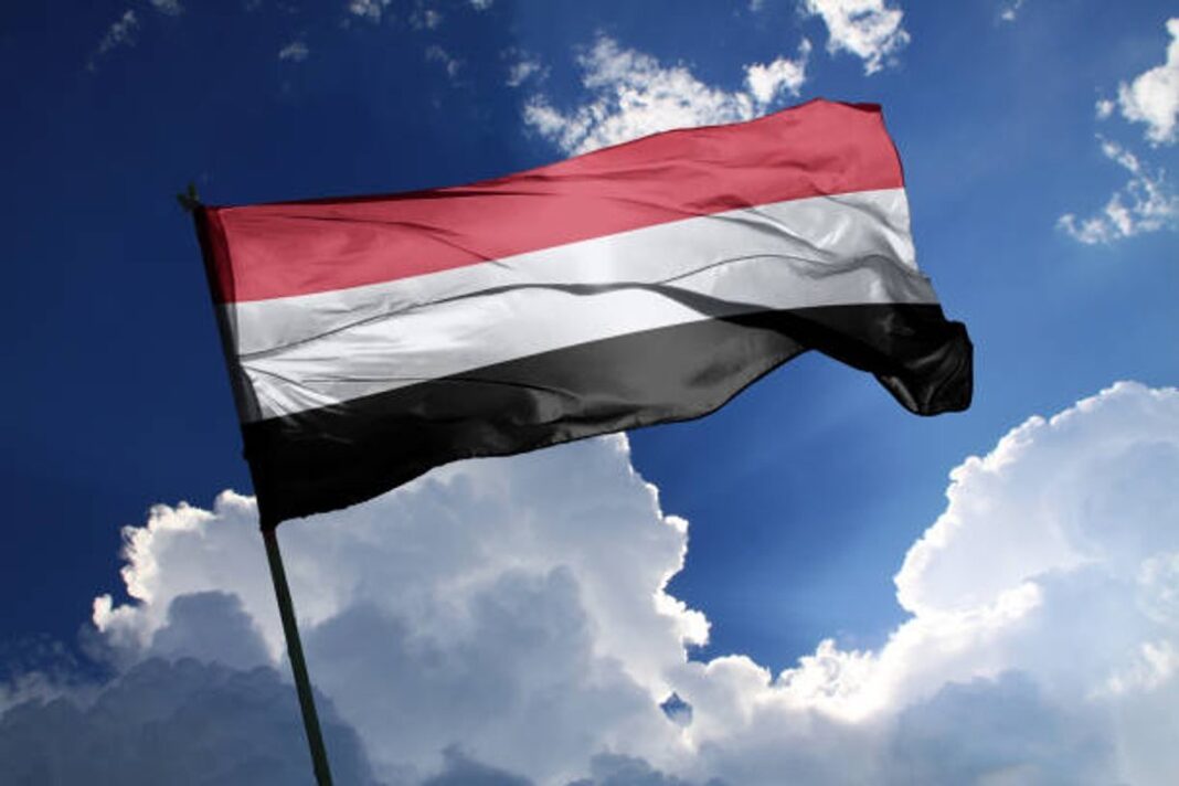 Soldados yemeníes en posición militar tras ataques con drones