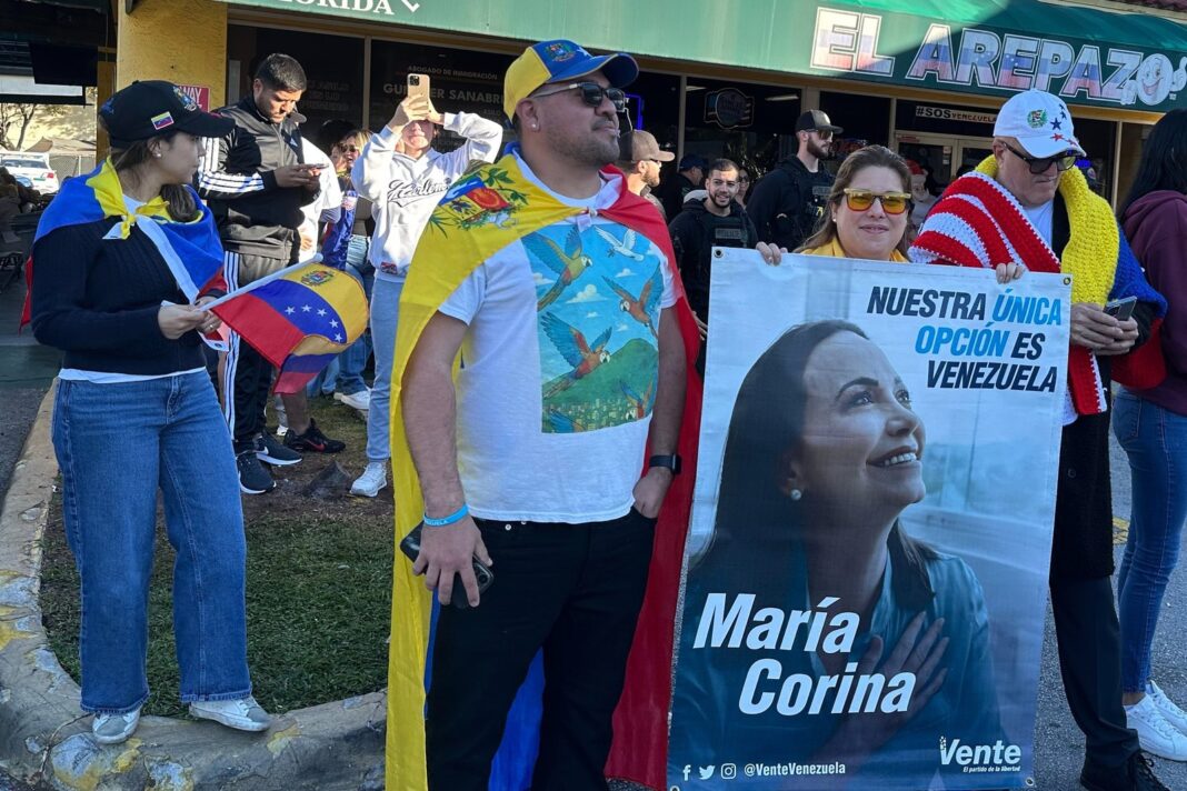 Mapa de Florida con bandera de Venezuela y barriles de petróleo
