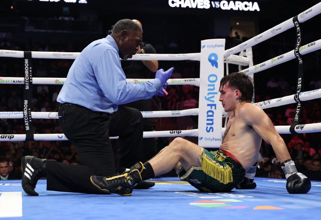 Alan Chaves durante el combate ante Eridson García en el Prudential Center de Newark