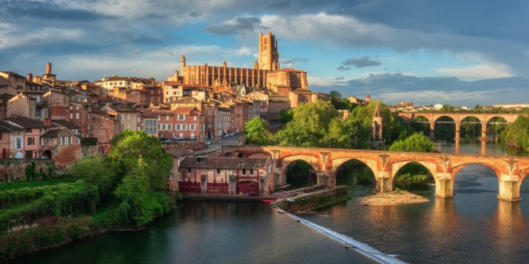 Vista de la catedral de Sainte-Cécile de Albi, construida en ladrillo, con su campanario de 78 metros