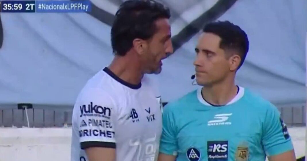 Jugadores de All Boys reclamando al árbitro asistente Lucas Ripoli tras el empate 0-0 con Colón en Floresta