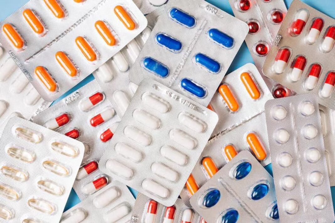 Dieron de baja 25 firmas de medicamentos por irregularidades en sus registros