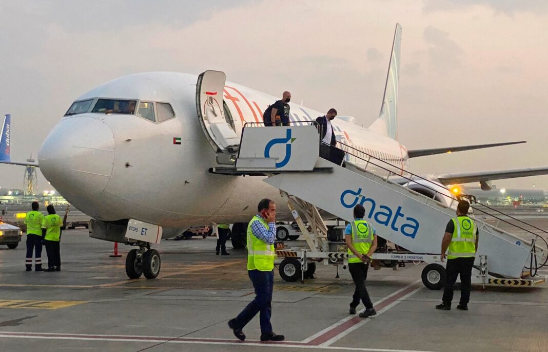 Avión de Flydubai en el aeropuerto