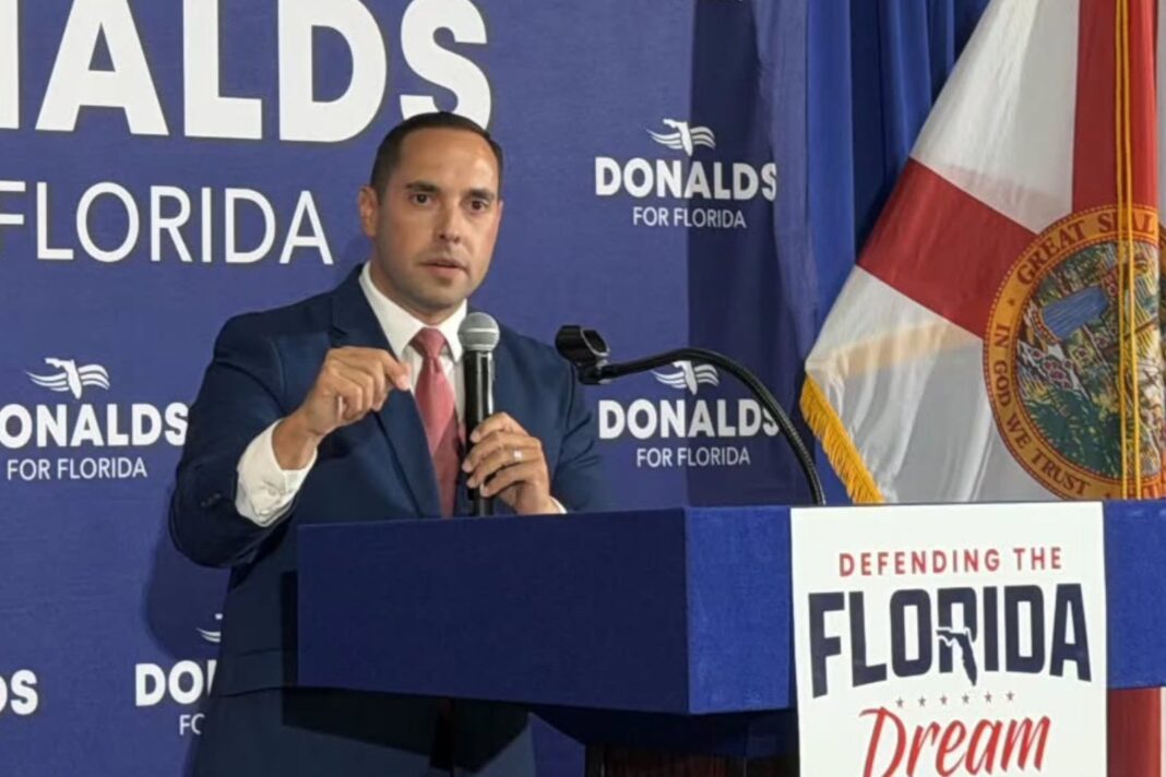 Bryan Avila durante un discurso en la Torre de la Libertad en Miami